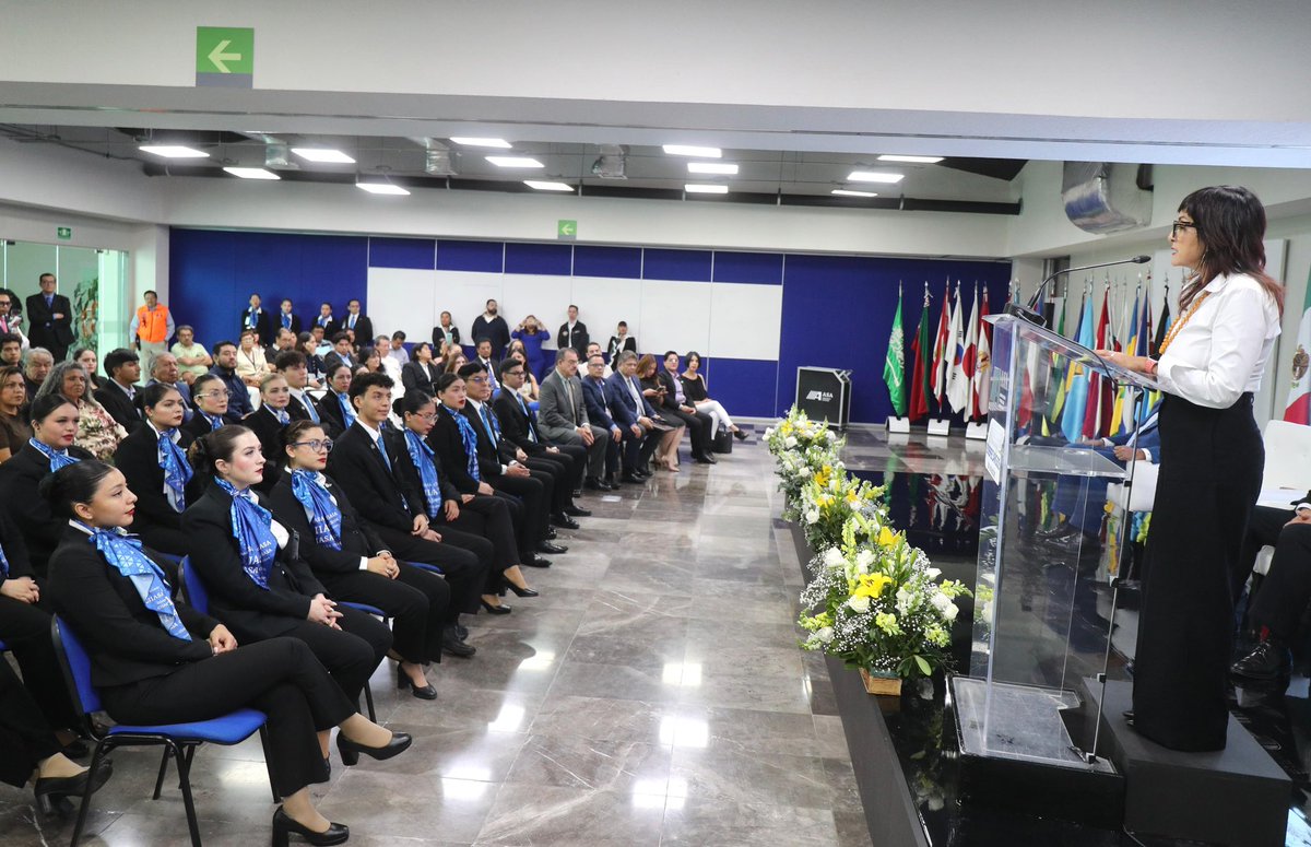 SICTmx's tweet photo. La subsecretaria de Comunicaciones y Transportes, @taniacarro_, en compañía del director general de @AFAC_mx, Emilio Avendaño, y del director general de @ASAMexico_mx, Carlos Merino, presidió la ceremonia de entrega de licencias a las nuevas y nuevos sobrecargos de aviación. 👩‍✈️🧑‍✈️ https://t.co/6Rl6CKQJJZ