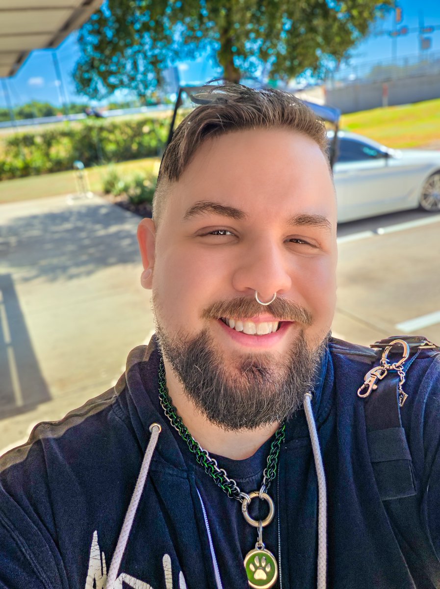 LyellDaWoof's tweet photo. Finally got a trim and all cleaned up just in time to hangout with a really cool horse at #megaplex https://t.co/4hjTLTKaga