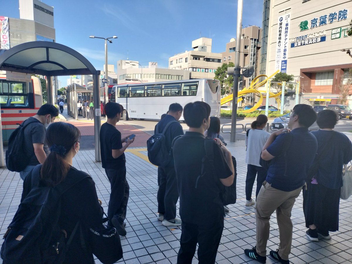 pazSFmwxmbSYZ34's tweet photo. 6時40分現在の様子です。

続々とバスが来ており、ほぼ並ぶことなく乗車することができております！ https://t.co/lVUc8udqOM
