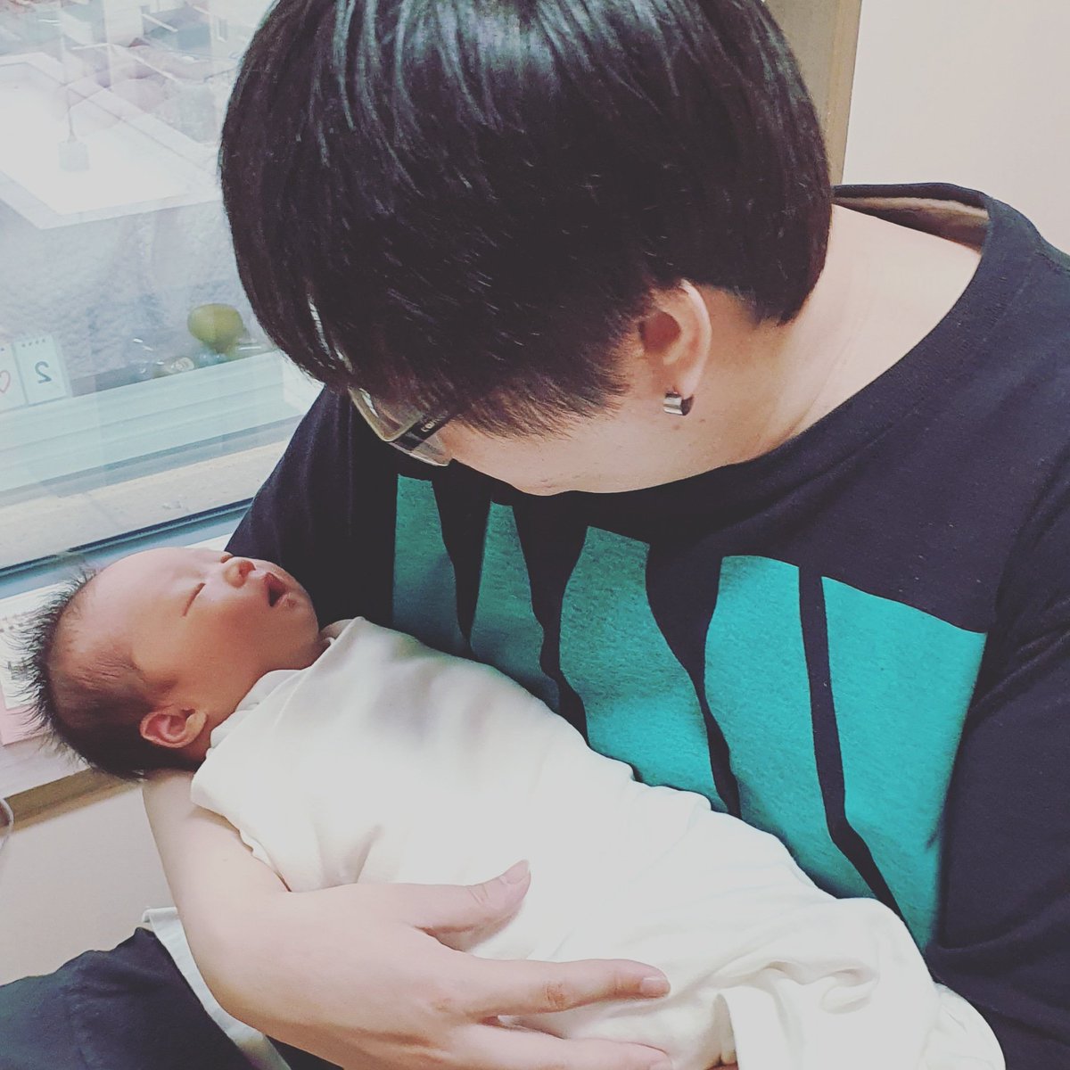 chahh1's tweet photo. 그리드맨 티셔츠를 하도 입고 다녀서 한때 주변인들이 그리드맨 홍보대사냐고 했었는데...찾아보니 애기 태어났던날도 입고있었네.
이젠 목이 늘어나 잠옷이 되었지만 지금도 티셔츠를 입고 이 글을 씁니다. 여러분 참전하세���.
다시 불타오른다. https://t.co/lY6DrSI1gi