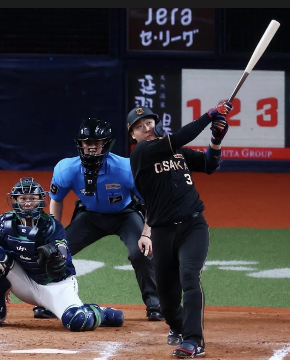 miri7773's tweet photo. #大山悠輔 
#佐藤輝明 
#阪神タイガース 
阪神が9回に大山悠輔選手の超特大サヨナラホームランを打ちました
佐藤輝明選手が9回に起死回生の同点ホームランを
2者連続でサヨナラ勝ちは阪神球団初の快挙
お立ち台でヒーローインタビュを受ける
頑張れ阪神タイガース目指せ連覇そして日本一 https://t.co/3P4WqQvfHh