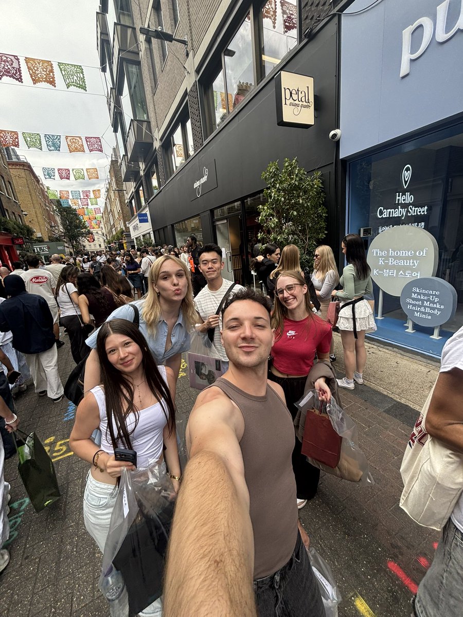 yapping_oscar's tweet photo. - oscar in London - 🤍 #estlondon #arianagrande #ArianaGrandeTheEternalSunshineTour #petal #petalpopupstore #london https://t.co/LUYZZ6T5yh