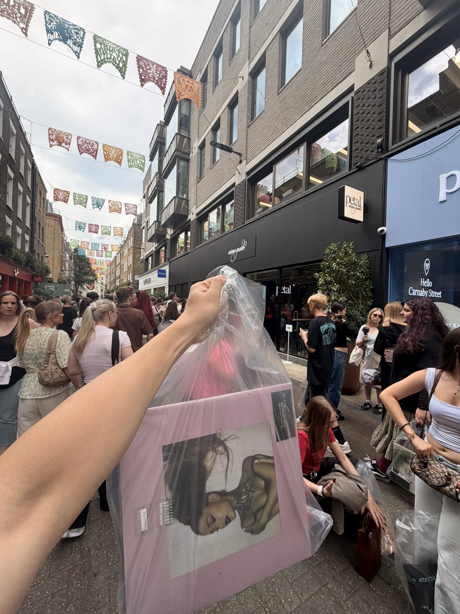 yapping_oscar's tweet photo. - oscar in London - 🤍 #estlondon #arianagrande #ArianaGrandeTheEternalSunshineTour #petal #petalpopupstore #london https://t.co/LUYZZ6T5yh