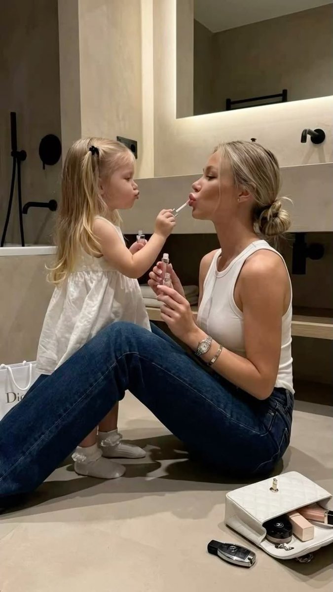anacmxx's tweet photo. Dia da minha primogênita, da minha princesinha, Hellena! 🤍 Você foi o presente mais lindo que eu poderia ter. Sinto saudades de quando você era uma pulga brincando com minhas maquiagens ou desfilando com meus saltos KKKKK. 🥹💗Eu te amo muito, minha loirinha. Feliz aniversário https://t.co/boZy0SMo1X