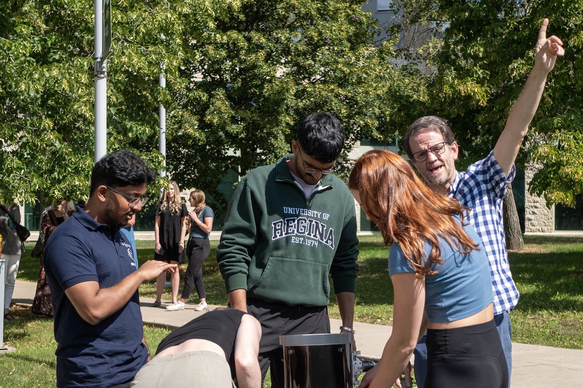 UofRegina's tweet photo. This afternoon, dozens of curious minds stopped by the Dr. Lloyd Barber Academic Green to safely observe the sun through #solartelescopes with our resident astronomer Dr. Samantha Lawler. 🔭
Impromptu science class on the Green! #GoFarUofR
@CampionUR @UofRScience https://t.co/YFedA0cqKG