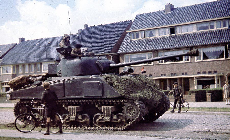 Elitely2's tweet photo. @CenturiiC Wheres those Caissons go rolling along!
AND FIREFLY MENTIONED, PEAK! My absolute most favourite tank of WW2. The pros(and cons) of a Sherman combined with a beautiful 76mm gun + British Engineering resulting in a gorgeous tank! https://t.co/KOZvbBOlE5