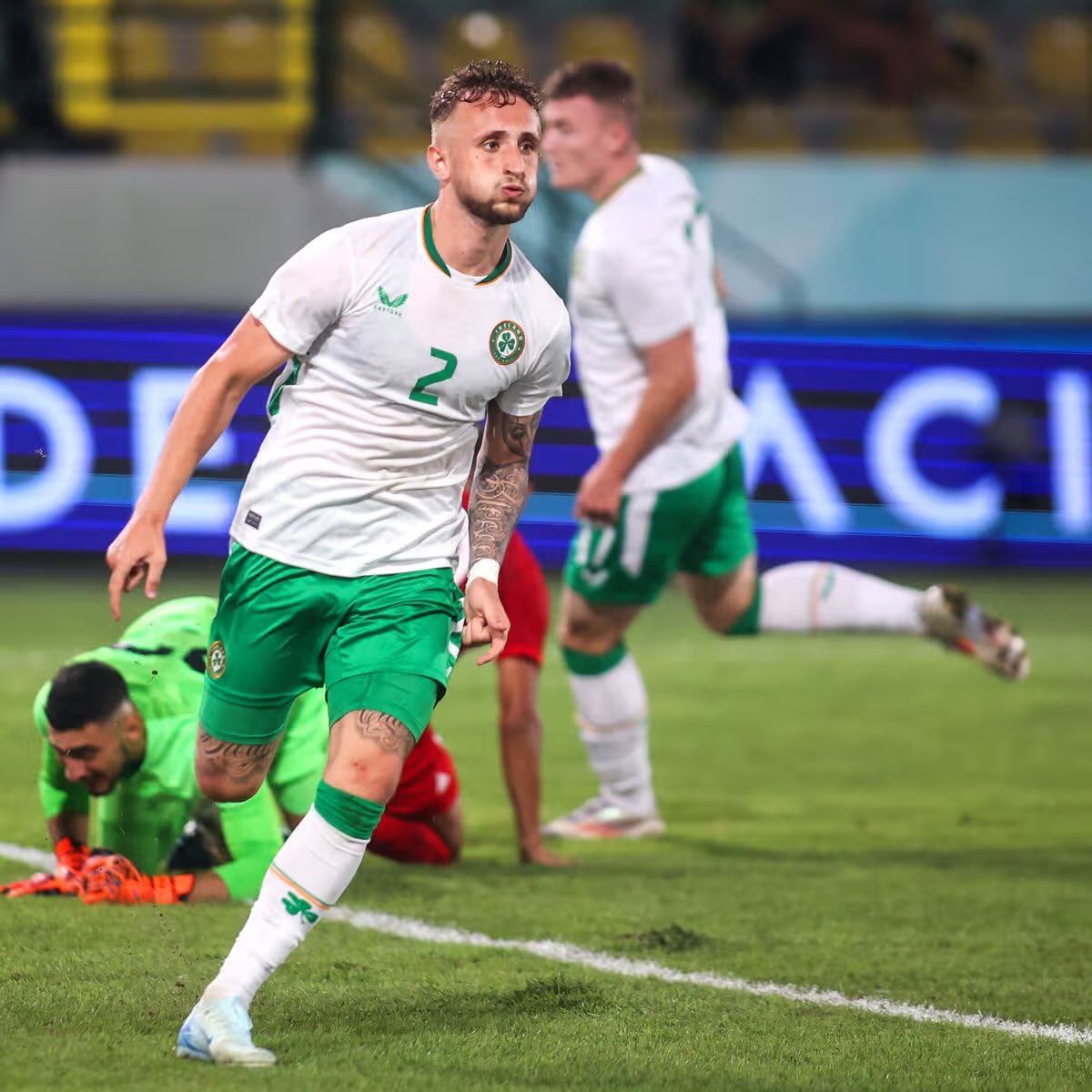 IFBMedia's tweet photo. We need to talk about Sam Curtis…

Sam Curtis is the best RB I've seen in the LOI. 

No hyperbole, at 14 in 2020 he become the leagues youngest ever footballer playing for Shamrock Rovers II a team which had talent across the starting side and bench.

If you have the time take a look for yourself where the bulk of those players ended up… 

At St Patrick’s Athletic it’s where he showed his levels: 60 games, 2 FAI Cups, PFAI Young Player of the Year 2023. Impressive for anyone, remarkable at 18. 🤯

Sheffield United won the battle for his signature in January 2024. Wilder, known for developing footballers, seemed natural for the Navan native.

2.5 years, 2 Wilder spells, still no real sign of fancying him: 2 senior appearances to show.

Loans followed: Peterborough United, St Johnstone, then Chesterfield. Peterborough was a big mental test, some moments of positivity, largely difficult, cut short in January.

He fell out of the Ireland U21 picture, despite being integral before. Said it then, I'll say it again: he should never have been dropped, everyone suffered in his absence. 

At St Johnstone it didn't go much better.

Last season at Chesterfield it clicked: a debut goal in January and Sam ended up being an imperious fixture in their team. 

He found his way back into Ireland U21 setup in March and the squad looked far more balanced for his inclusion. 

Still no senior cap, to many he may seem far off it, but I see him as Irelands long term answer at RB.

He continued his Chesterfield form helping them into   the League Two playoffs before Salford City, this season's eventual winners, ended the run.

Chesterfield proved he's above League 2, but he's now back with Sheffield United's U21s, scoring vs Swansea in the Professional Development League on Monday.

124+ career appearances, proven at multiple levels still stuck in academy football at 20, for a senior manager who's never given him a real chance.

Easier said than done but he needs to leave ASAP! Sheffield United see a talent but have no actual plan for his development. 

Patience is needed… 

But trust me, you'll be hearing the name Sam Curtis for a long time to come, bouncing back stronger than ever. 💪