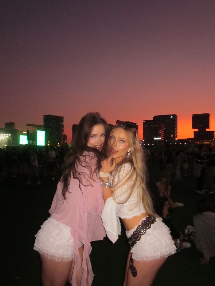 sgonlzs's tweet photo. Dia da minha namorada kkkk,Parabéns, minha princesa! Eu amo ter você como prima, amiga, confidente e,Você não sabe o quanto significa pra mim e o quanto sou feliz por poder compartilhar tantos momentos com você. Eu te amo muito, Leninha! Saiba que, pra tudo que você precisar 🤍🥹 https://t.co/heqSZvJ5GB