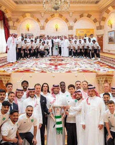First_Reda01's tweet photo. #سيدي_ولي_العهد
#EnoughWithAlAhliMess

إلى سمو ولي العهد الأمير محمد بن سلمان، وإلى المسؤول الأول عن صندوق الاستثمارات العامة:

هناك سؤال لا يمكن أن يبقى بلا إجابة:

كيف يتحول مشروع رياضي حقق نجاحاً قارياً وتحدث عنه العالم إلى مشروع يتم تفكيكه قبل أن يدخل بطولة القارات؟

الأهلي لم يكن عبئاً على المشروع الرياضي…
الأهلي كان أحد أبرز قصص نجاحه.

حقق دوري أبطال آسيا للنخبة، دون هزيمة، وفتح للسعودية باباً جديداً نحو العالم.

كان يملك مدرباً صنع الاستقرار، وفريقاً يعرف طريقه، وجمهوراً أعاد للأهلي صورته وهيبته.

ثم ماذا حدث؟

بدلاً من البناء على النجاح…
بدأ التفكيك.

رحل المدرب.
تم التفريط في عناصر مؤثرة.
اختلت الاستراتيجية الفنية.
وأصبحت التعاقدات محل تساؤل جماهيري وفني.

السؤال ليس: لماذا خسر الأهلي؟

السؤال الأخطر:

من قرر هدم فريق ناجح قبل أن يبدأ موسمه وبعد أن صنع المجد قارياً؟

إذا كان مشروع ولي العهد يقوم على الاستثمار والحوكمة والاستدامة وصناعة النجاح، فكيف يُترك مشروع ناجح ليُفكك بهذه الطريقة؟

نحن لا نطالب بمعاملة خاصة للأهلي.

نطالب فقط بـ المحاسبة على القرارات التي أهدرت فرصة كان يمكن أن تصنع تاريخاً جديداً للنادي وللكرة السعودية.

ومن حق جماهير الأهلي أن تعرف:

من اتخذ هذه القرارات؟
لماذا اتخذت؟
ومن يتحمل مسؤولية نتائجها؟

النجاح لا يُهدم… النجاح يُبنى عليه.

#EnoughWithAlAhliMess
#AlAhli
#PIF
