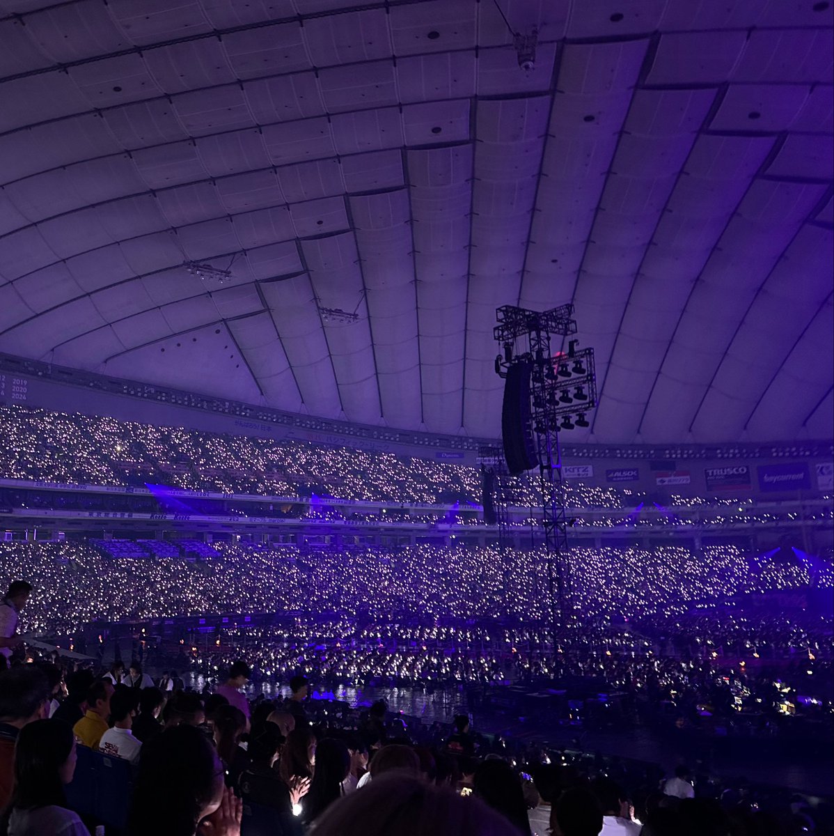 e___ri24's tweet photo. 人生で２回目のライブがセカオワで良かった🥺
余韻が今でも続いててあの素敵な空間にこんな素敵な曲を聴けたのは凄い幸せだしあの空間にいる時だけ現実逃避できてた気がする、セカオワが大好きな人たちと、同じ場所で同じ時間を過ごせたことも幸せです
また行きたいなあ〜🥺🫶 https://t.co/3D2HGhdUfS