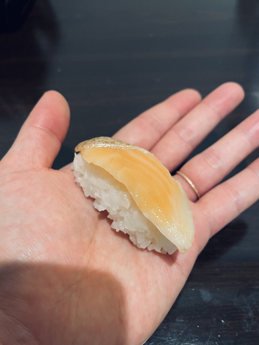 RYOTOMIE's tweet photo. 手の上に寿司が乗った、、 https://t.co/m4Dr71Qr7i