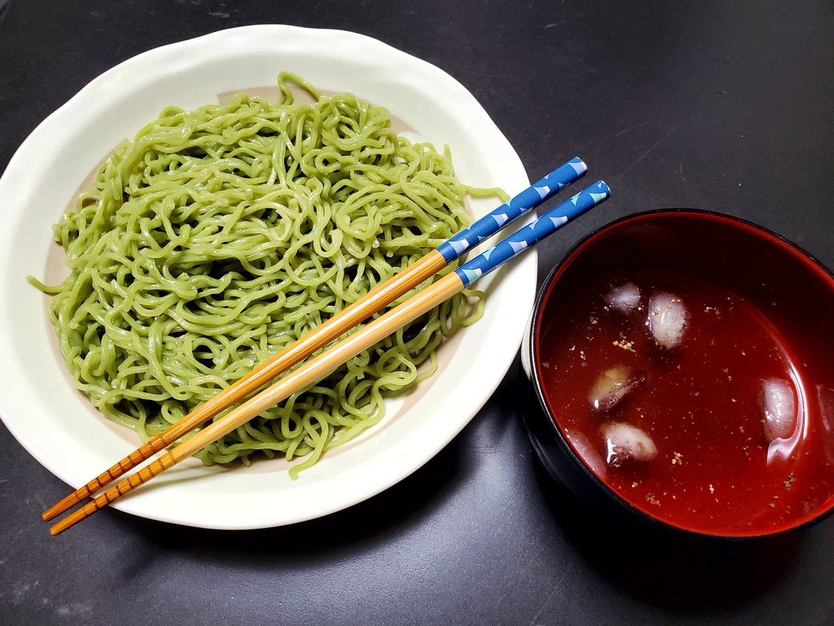 ao_ringopapa's tweet photo. そばの中華麺版「ざる中華」。
​北東北の夏の定番なんですが、全国には無いってホント？？
​冷やした麺をめんつゆにつけると、中華麺の香りと味がダイレクトに味わえて飛ぶぞ…！
​（市販の生ラーメンとめんつゆで今すぐできるから他県の人も試してほしい！）
​そして、つゆも麺もアレンジは無限大！
今回は磯の香る「わかめ麺」×隠し味に「ほりにし」を。
スパイシーで無限にいけます🤤
​地元民のみんなは「これ入れると激ウマ」ってアレンジ教えて👇

​#ざる中華 #北東北 #青森 #ご当地グルメ