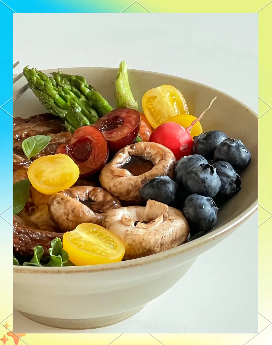NwUut7dr8cJBQlg's tweet photo. Fresh spinach u0026 grilled chicken quinoa bowl with cherry tomatoes – high in protein and fiber, perfect for light meal prep! https://t.co/WCUbCBIrvN