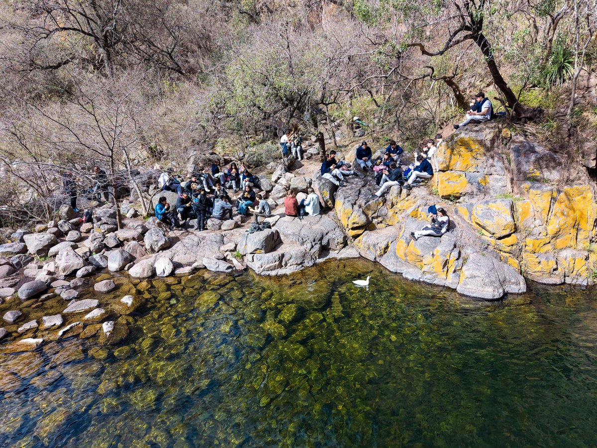tori_flores's tweet photo. Hoy compartimos una jornada hermosa junto a los alumnos del Colegio San Pedro Apóstol en el Parque La Quebrada. 🌿💚

Como parte de ReConversar, recorrimos este espacio, conocimos su biodiversidad y aprendimos un poquito más sobre la importancia de cuidar y proteger los lugares que son parte de nuestra casa común. 🦅🌱

Me encanta que estos encuentros nos permitan aprender desde el lugar, conectar con nuestra naturaleza y, sobre todo, entender que cuidar el ambiente también es una responsabilidad que construimos entre todos. 🙌

Porque para cuidar, primero hay que conocer. 💚

#AmbienteCba #HacerParaCrecer