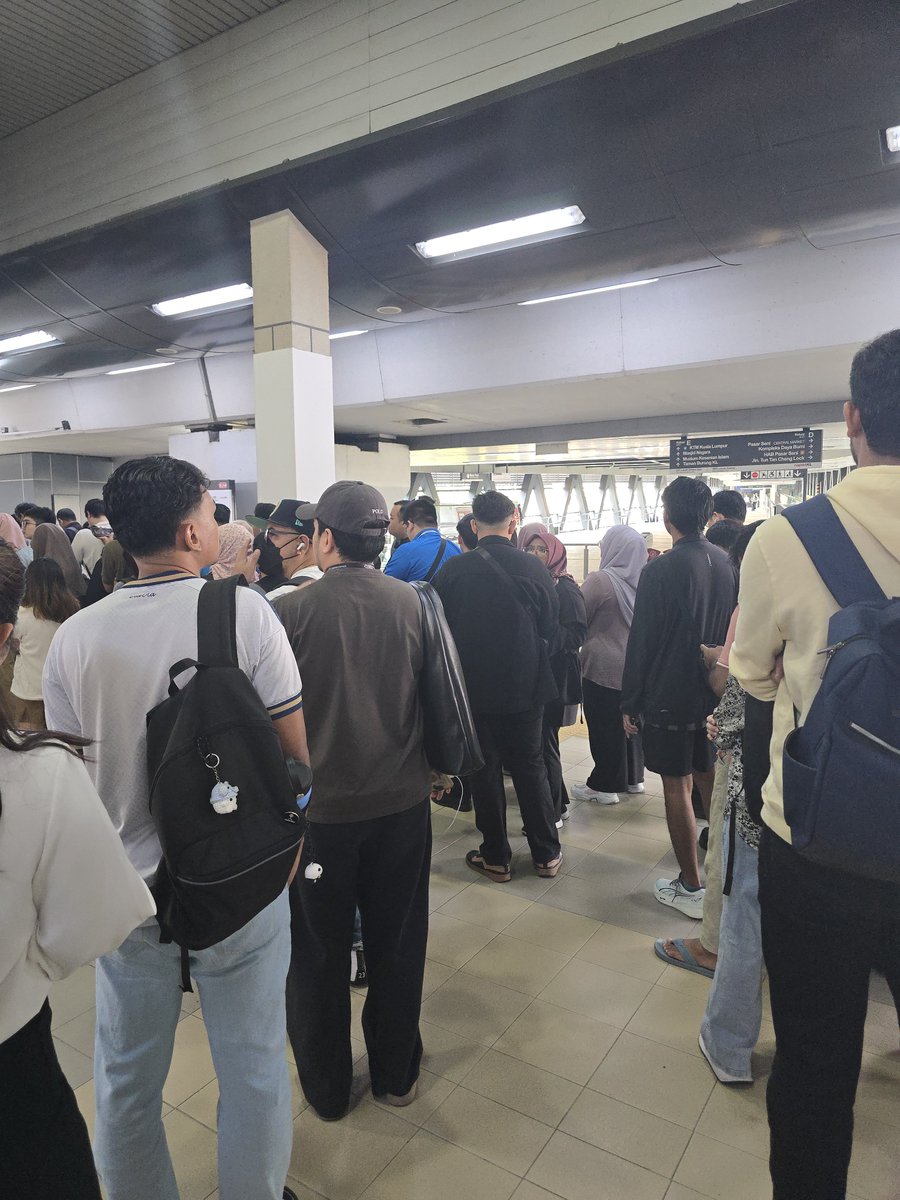 Natcromancer's tweet photo. No-one stuck because of this disruption is going to think "Wow I'm so glad the monthly pass is really cheap!"

Disruptions like these won't be solved by making MY50 even cheaper

The government has to prioritise maintenance and reliability https://t.co/fqbeiPFhZW