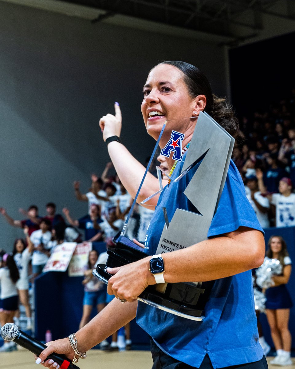 RiceAthletics's tweet photo. One of our most cherished traditions: The O-Week Rice Rally 📣

#RepTheR https://t.co/TQtvZEw5TB