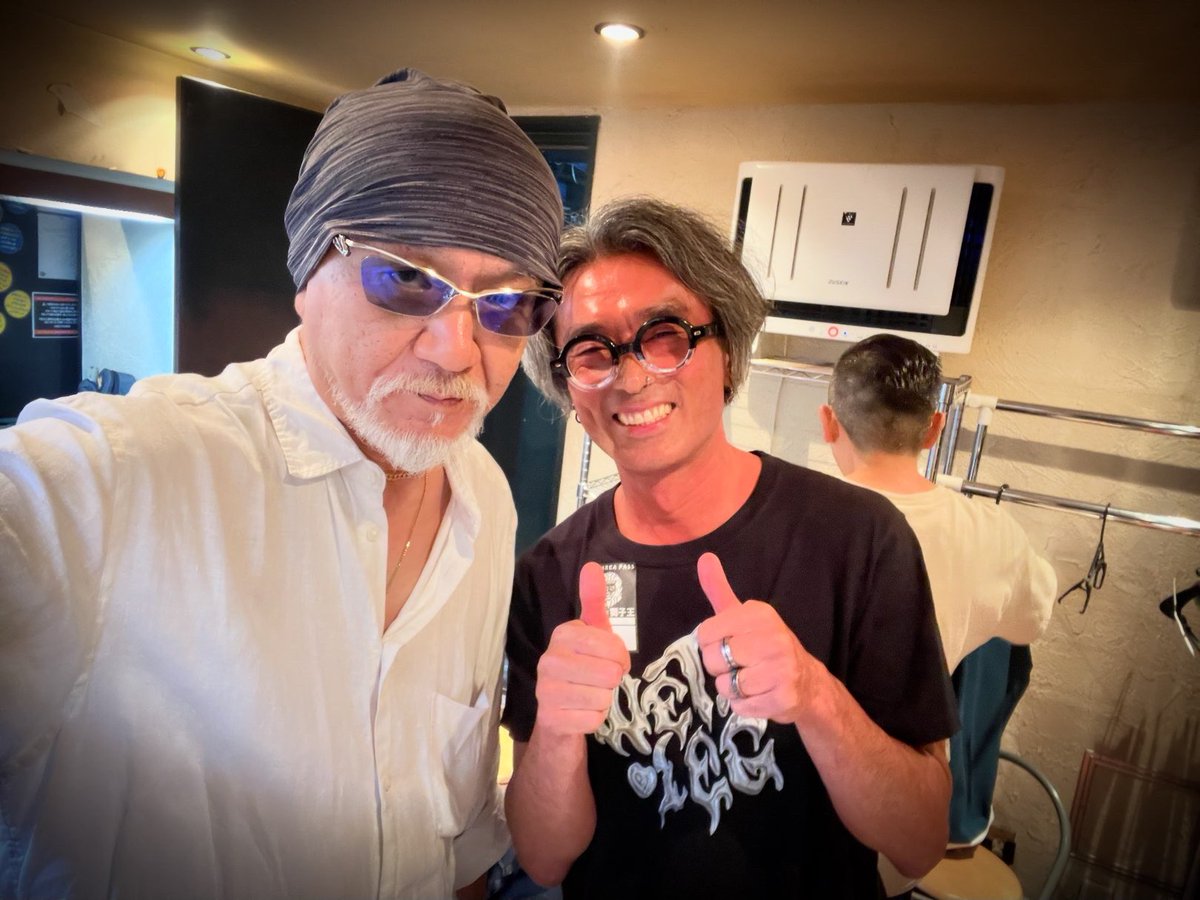 Jimisen1983's tweet photo. 8/16、吉越由美+E.L.B.@巣鴨獅子王お見えの皆様、ありがとうございました❗️
大好物なRainbow Sliders、旧知のRAILROADの皆様とのショットを添えて😅
次回吉越由美+E.L.B.は8/29、上越Sakura de la noche ❗️ https://t.co/D2tiSJEtHX