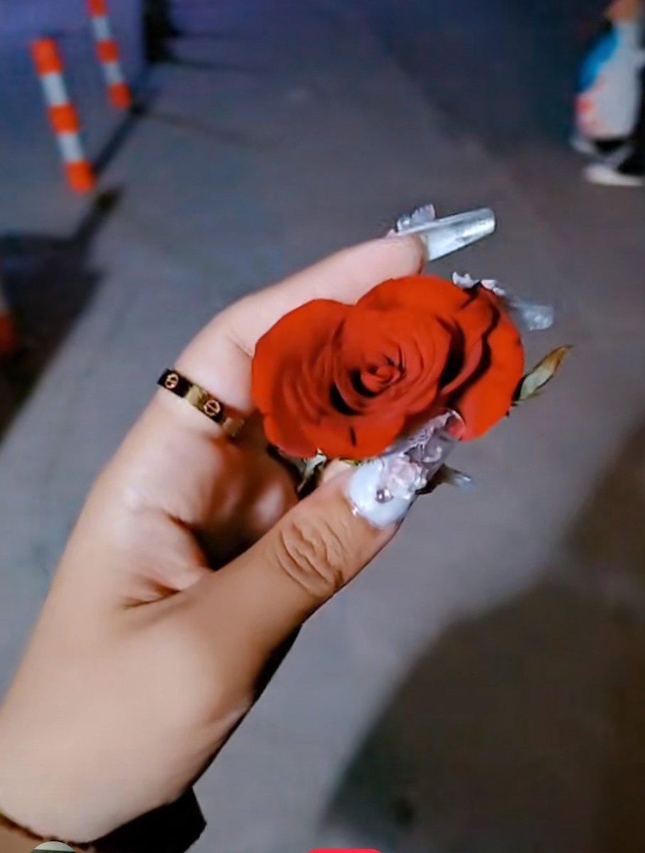 ylyl3456's tweet photo. 새벽4시에 팬들한테 장미주는 남자,, https://t.co/4C7cQMZ89g
