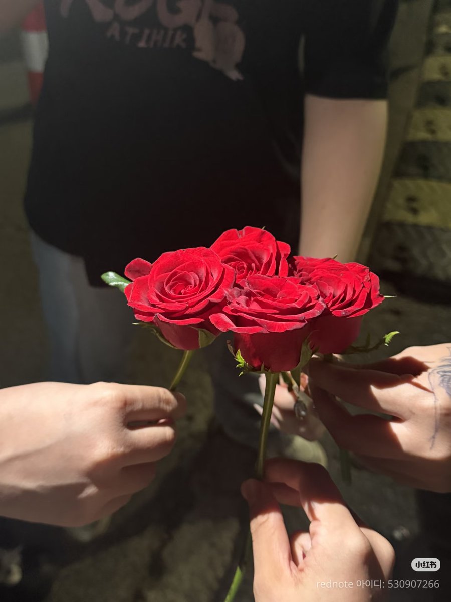 ylyl3456's tweet photo. 새벽4시에 팬들한테 장미주는 남자,, https://t.co/4C7cQMZ89g