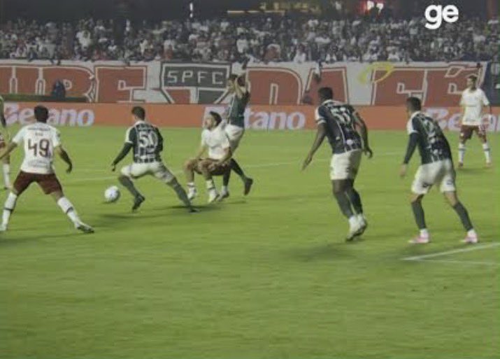 soudoapito's tweet photo. ⚠️ | INFORMAÇÃO!

A Comissão de Arbitragem entendeu que o árbitro e VAR erraram ao não marcar a penalidade sobre Calleri.

SPFC 1x1 Coritiba

A Comissão esclareceu que não existe orientação para que o VAR deixe de recomendar uma revisão ao árbitro por conta da proximidade com o lance.

É FAKE!