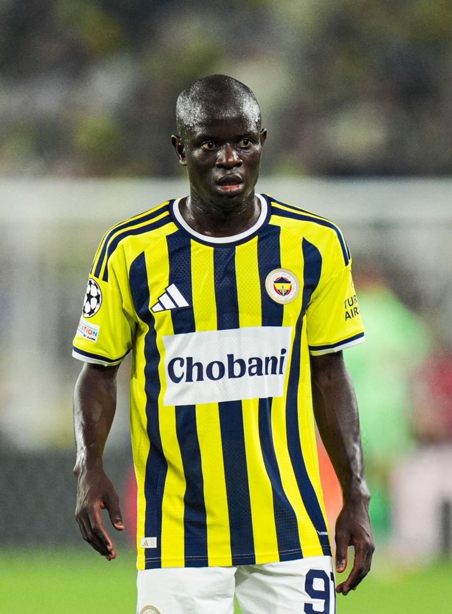 OkochaBey's tweet photo. Takım her maç dökülürken ayakta dimdik kalan tek isim. 

Fenerbahçe’nin en iyisi. https://t.co/5rUpTfUKF8