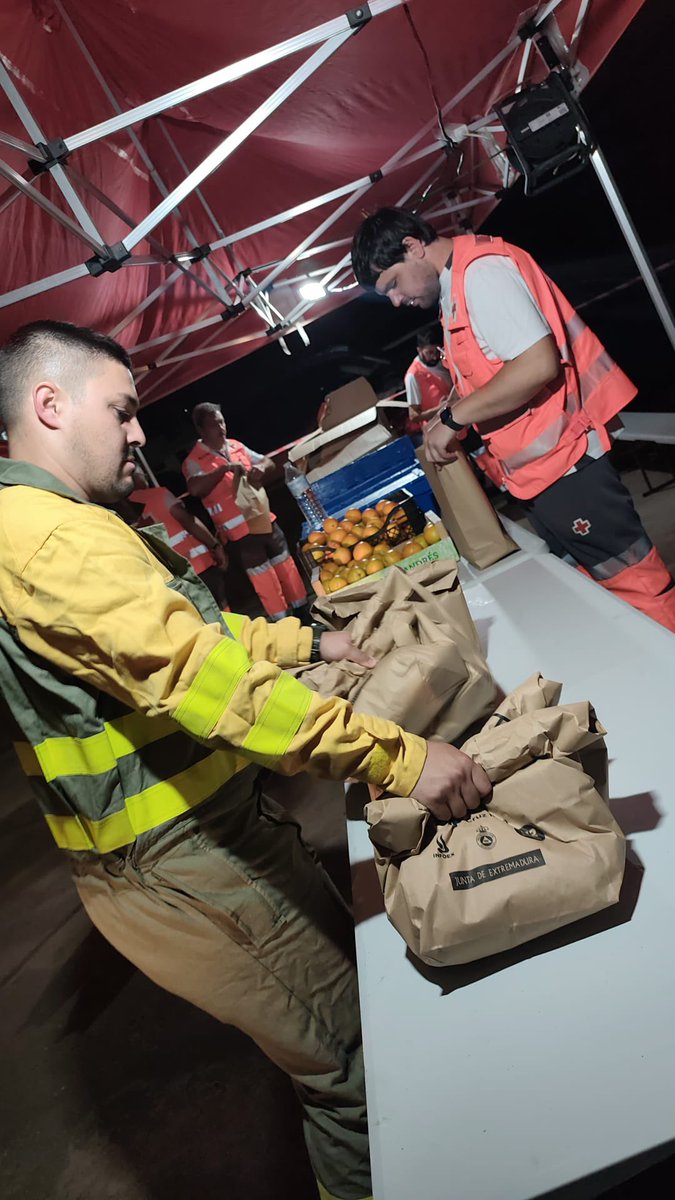 CruzRojaEX's tweet photo. @CRE_Emergencias @JuntaEx112 @Extremadura7D @EPExtremadura @EfeExtremadura @noticiasCEX @EP_Extremadura @ser_extremadura @CopeExtremadura @OCR_Extremadura @hoyextremadura @LaPortadaExt Personal de logistica de @CRE_Emergencias gestiona en el #IFPinofranqueado avituallamiento para intervinientes y evacuados. https://t.co/DOcxoUU9zZ