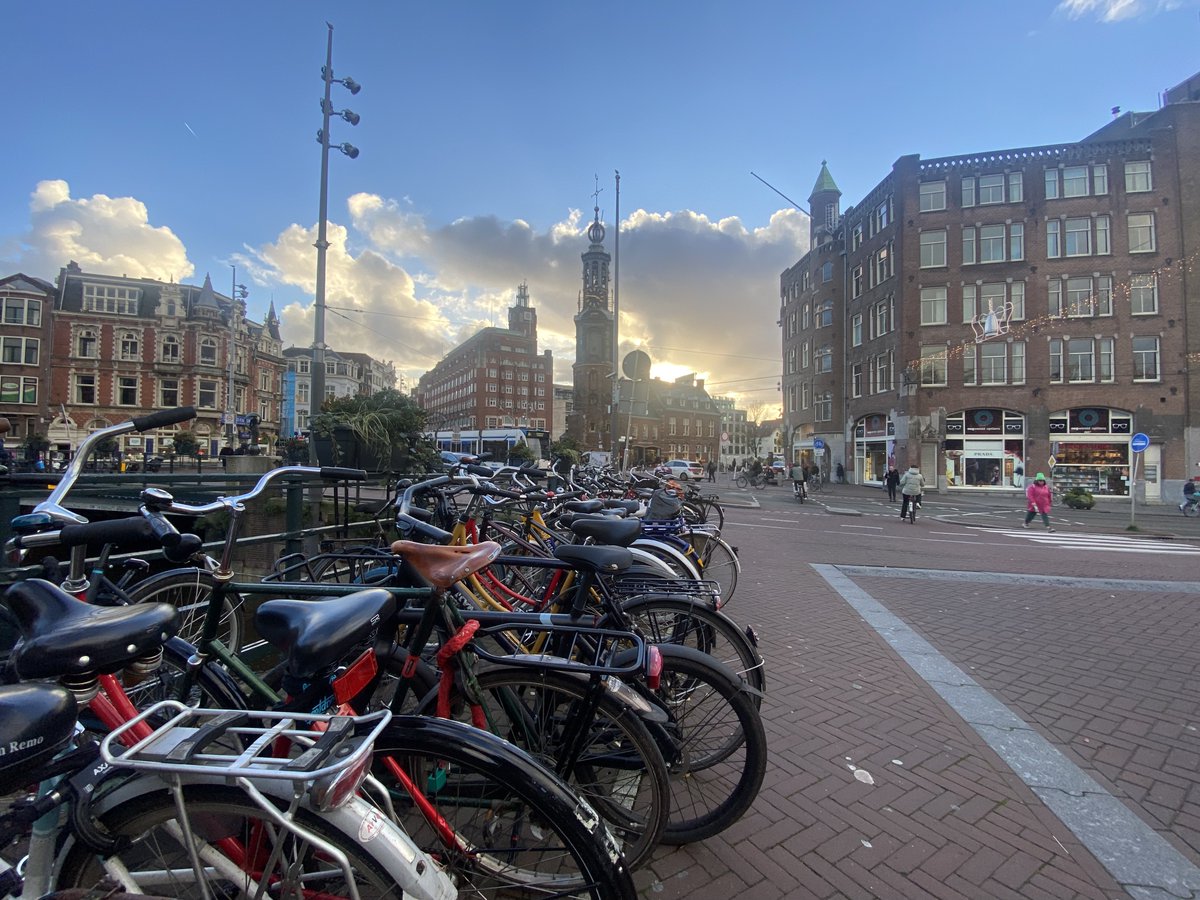 DSanchezProf's tweet photo. De Nederlandse huurmarkt is kapot.

Niet kapot in de zin van "het kan beter." Kapot in de zin van: een kamer in Amsterdam trekt 200 sollicitaties in 48 uur.

Huurders sturen dezelfde loonstroken, bankafschriften en ID-bewijzen naar tientallen verhuurders. Steeds opnieuw. Naar mensen die ze niet kennen.

Makelaars verdrinken in documenten die ze handmatig moeten verifiëren, terwijl de GDPR-klok tikt.

En aan het einde van dat proces? Iemand krijgt de woning. De rest begint opnieuw.

Wij bouwen een geverifieerd huurdersprofiel dat je één keer aanmaakt en overal deelt. Jij bepaalt wat er in staat. Jij bepaalt wie het ziet.

Meer binnenkort.