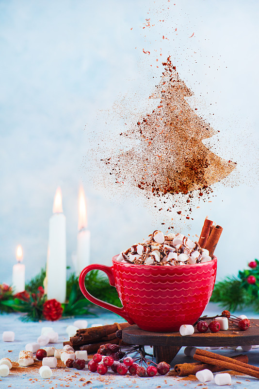 JodieKristbczb's tweet photo. [Sparkling lights, hot cocoa in hand, and festive vibes all around—this holiday season’s little moments hit different  #HolidayMagic]， https://t.co/oEV89V1vOf