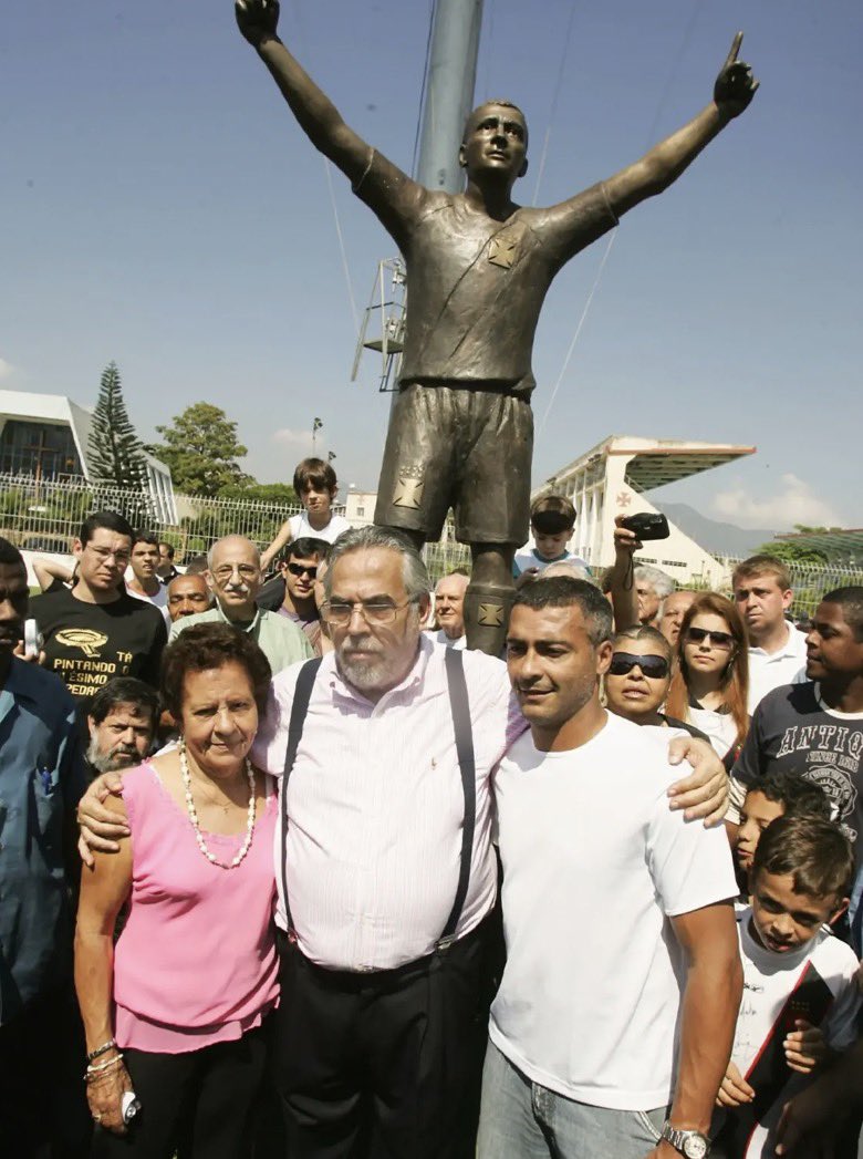 crvghistorico's tweet photo. Dia 18 de agosto de 2007 era inaugurada a estátua em tamanho real de Romário justamente atrás da rede que fez seu milésimo gol em São Januário. 

A polêmica estátua do baixinho, um dos maiores ídolos do Vasco da Gama continua no estádio!
@RomarioOnze https://t.co/z6OwaytD0x