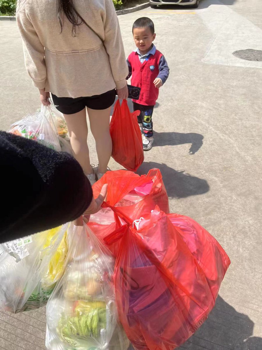 THuels34219's tweet photo. Just lent a hand to the neighbor’s kid who dropped his groceries on the way home—small wins make big days brighter.， https://t.co/PGYark3INU