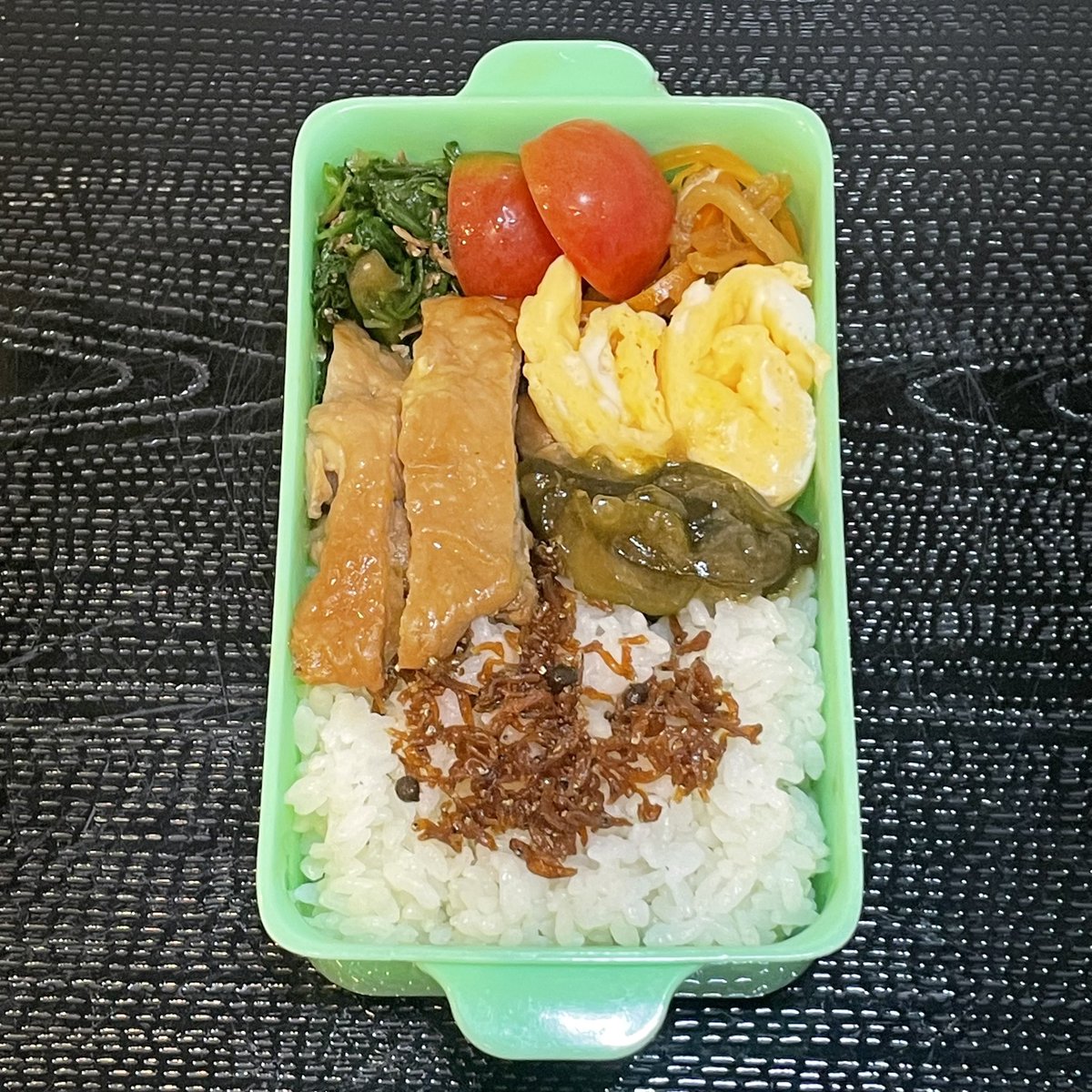 masako986's tweet photo. #お弁当記録 🍱

今日は、家庭菜園で育てた春菊の和え物とトマト🍅
そして鶏の照焼のお弁当です😄

自分で育てた野菜が、お弁当のおかずになるのは嬉しいですね🌱✨

今日も暑い一日になりそうです🥵
しっかり熱中症対策をして、元気に頑張りましょう😌

#地味弁
#お弁当作り楽しもう部
#お弁当日記 https://t.co/Xzp1wRJpPj