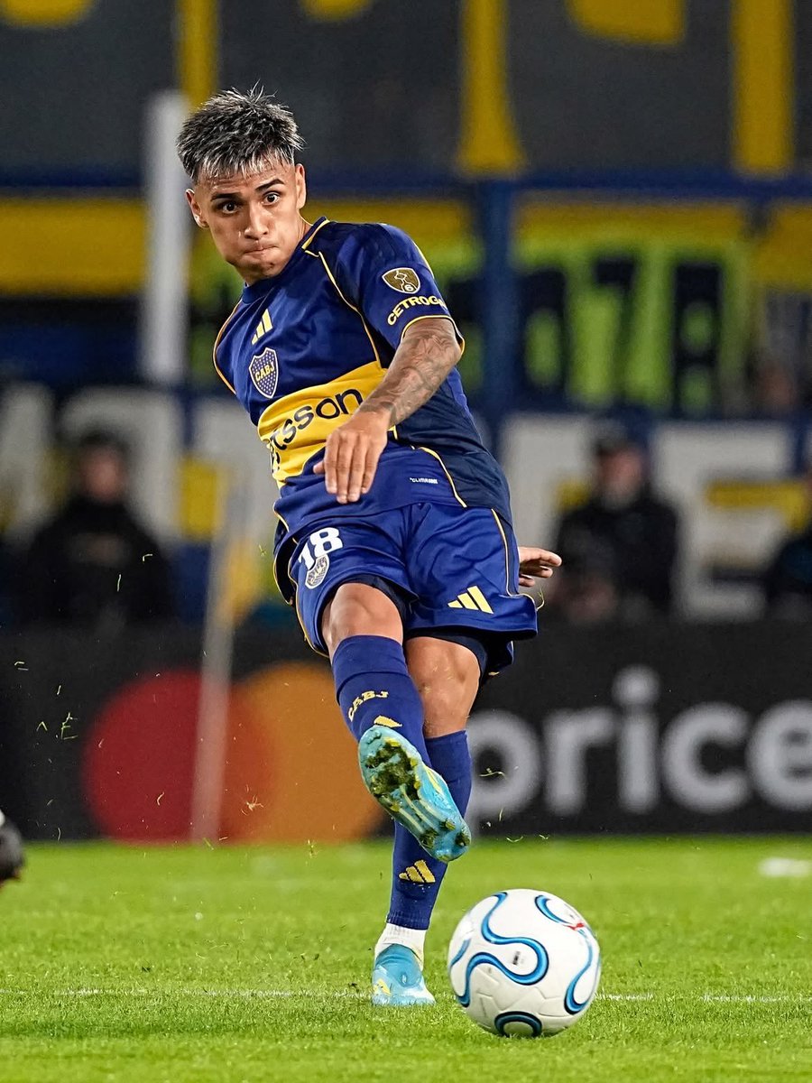 frabigolxeneize's tweet photo. Como se adueña de la mitad de la cancha este chad https://t.co/lOcjrUILz4