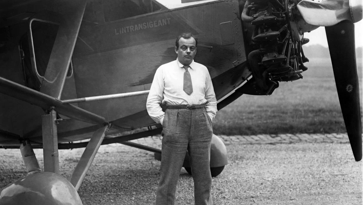 LunaGitana0333's tweet photo. Tengo una teoría que  ronda mi cabeza desde hace tiempo:   
 Antoine de Saint-Exupéry realmente vio al Principito. 

No creo que haya sido solo una alucinación por el cansancio, el sol y la sed en medio del desierto del Sahara.   

Fue un encuentro verdadero, un niño que vino de su asteroide diminuto, con su flor caprichosa y su cordero, y que eligió aparecerse justo ahí, a ese aviador perdido.

Todo el libro está escrito con una ternura y una precisión que no parecen de alguien que inventa una fábula.   S
 Saint-Exupéry describe los diálogos, las risas, el miedo por la rosa, la despedida... 
 Como si los hubiera vivido.   

Y sobre todo, el final lo deja clarísimo: 
 No encontró el cuerpo.   
 Un cuerpo tan liviano que no dejó huella en la arena. 

¿Cómo explicar eso si no fue real?   
 El Principito volvió a su planeta, y desde entonces las estrellas suenan diferente.  

Para mí, no es ficción.   
 Es memoria.   
 Es el testimonio de un hombre que conoció lo extraordinario y tuvo el coraje de contarlo, aunque supiera que la mayoría no le creería.  

..."Y ahora, por cierto, han pasado ya seis años… nunca había contado esta historia.   
 Los camaradas que me encontraron se alegraron de volver a verme vivo.   
 Estaba triste, pero les decía: 
 “Es la fatiga…  

 ...Ahora me he consolado un poco.    
  Es decir… no del todo.    
 Pero sé que verdaderamente volvió a su planeta, pues, al nacer el día, no encontré su cuerpo.   
 Y no era un cuerpo tan pesado…    

...Y por la noche me gusta oír las estrellas.     
 Son como quinientos millones de cascabeles"  

Cada vez que miro al cielo y escucho ese tintineo invisible, siento que él sigue ahí, domesticándome un poquito más.   

Porque yo también me dejé domesticar por su historia:  
 Me enseñó que lo esencial es invisible a los ojos, que amar es soltar sin miedo y que los vínculos verdaderos no se rompen ni con la distancia ni con el tiempo.

Gracias, Principito, por aparecerte en mi vida también.     
 Aunque sea solo en páginas y en estrellas, seguís siendo lo más real que tengo cuando el mundo se pone demasiado adulto.  
 Te amo Principito 💝