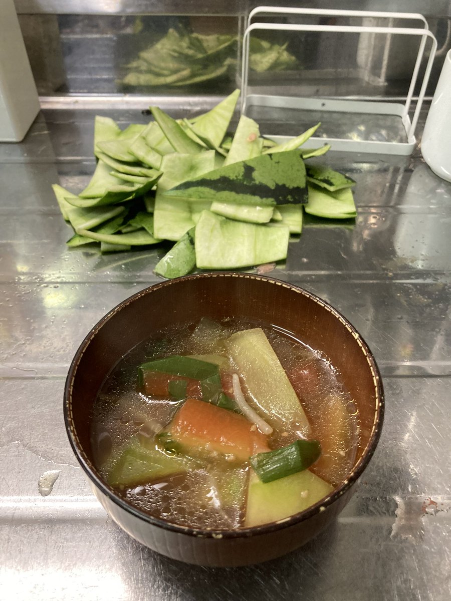 takizawa0914's tweet photo. 【今日のごみトリビア】
スイカは赤いところより白いところの方がシトルリンが多く含まれていて、冷え解消、運動能力アップ、美容効果が期待されます。僕は炒め物にしたり、スープにしています。ごみも緑のところだけになるから、だいぶ減るので、楽しいですよ！ https://t.co/c7weSPryld