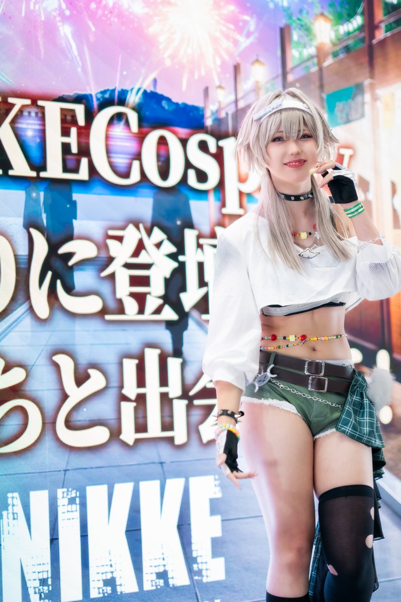 asinobu25's tweet photo. 手を振るのに夢中になって中心からずれちゃったけど笑顔が可愛かった！！

プリカ/羽澄あのんさん(@anon_cos26 )
 #C108  #コミケ  #NIKKE https://t.co/JtqAEp53Pd