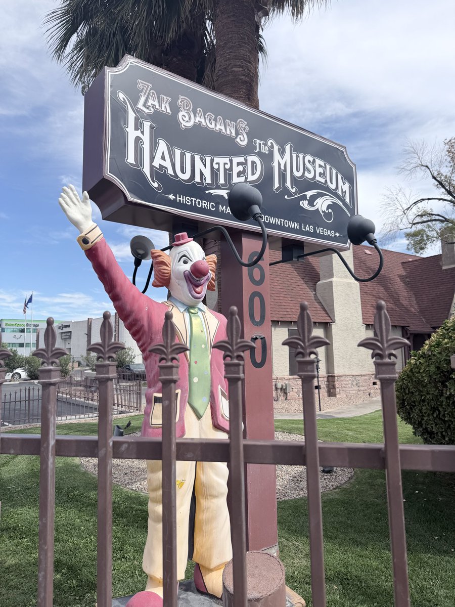 duffy963's tweet photo. I’m in Vegas for the first time on a work trip and had to go see it in person…….and they were closed on Tuesdays :( And I leave tomorrow :( so excited nonetheless and happy to finally see it in person…now I gotta come back! https://t.co/TbCy00BN8i