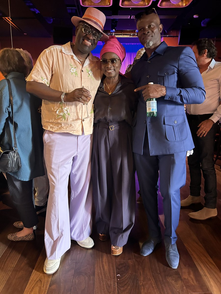 amabanckou's tweet photo. 🔴Nous célébrons Angelique Kidjo depuis Los Angeles pour son étoile au Wall of Fame d’Hollywood. En présence de son frère et de l’acteur Djimon Hounsou et du Ministre de la Culture du Bénin 🇧🇯🙏 https://t.co/xkTxUusQt8