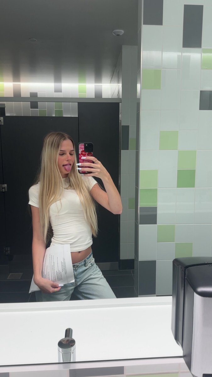 saviisspoiledd's tweet photo. first day of school done ✅ homework subs get ready!! https://t.co/CYPFnIjhQ4