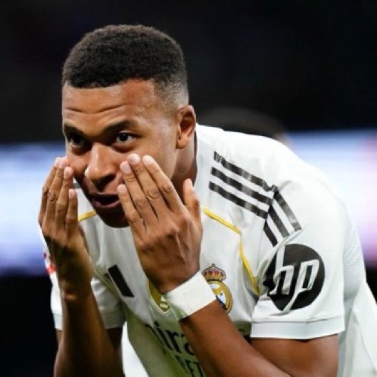 MadridXtra's tweet photo. 🚨💣 José Mourinho: “Mbappé? 

He’s incredible. He makes me laugh in training because he’s TOO good. 

His level is stratospheric.”

@elchiringuitotv https://t.co/C5yBimuhoh