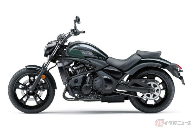 PutiMotor's tweet photo. カワサキ・ヨーロッパが「Vulcan S（バルカンS）」の2027年モデルを発表。

排気量649ccの水冷DOHC 8バルブ並列2気筒エンジンを搭載。

フロント18インチ、リア17インチというホイールで、クルーザーのスタイルを引き立てると同時にスポーティなハンドリングを提供。

「メタリックカーボングレー／メタリックブルーイッシュグリーン」、「メタリックフラットスパークブラック」の2色を用意。

https://t.co/p60LErwkKq