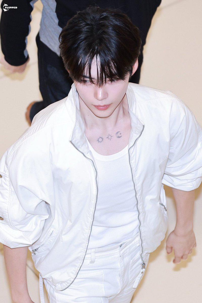 haobinwinrina's tweet photo. WHAT IS HE EATING https://t.co/SdDRI3gvWk