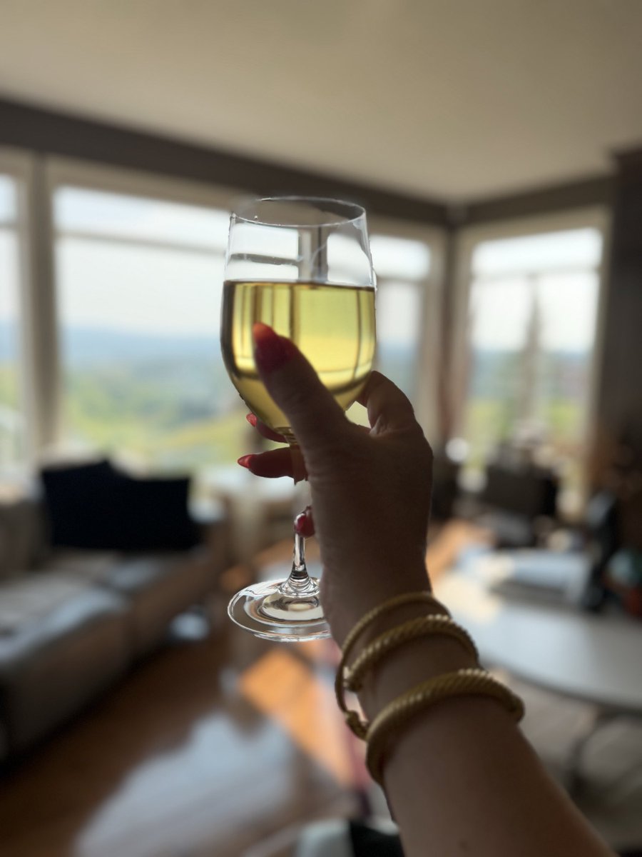 SmileyYYC's tweet photo. Pre-Dinner Drink ๐ธ
#HeavyPour #YYC #Chardonnay #TuesdayVibes https://t.co/Qrdw6OvLVB
