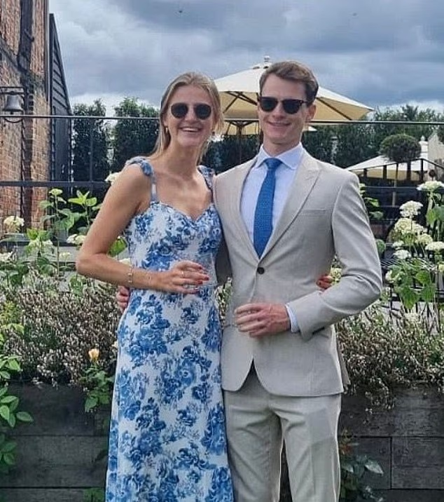CerfiaFR's tweet photo. 🇬🇷🇬🇧🚁 DRAME | Un jeune couple britannique en voyage de noces est mort dans le crash d’un hélicoptère sur l’île grecque de Sifnos.

Les jeunes mariés, Alexander Cromie et Marie Ebert, voyageaient à bord d’un hélicoptère privé Bell 206 lorsque l’appareil s’est écrasé à quelques mètres seulement de sa zone d’atterrissage. Leur pilote grec est également décédé. (BBC)