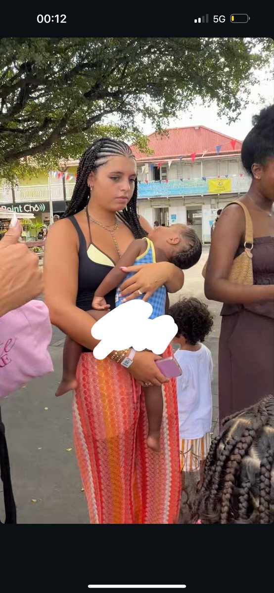 Tbmax36's tweet photo. Svp qq pour aller sauver les « copines » de #poupettekenza ? Elle a l’air au bout du rouleau 😅 https://t.co/99OdDkALAP