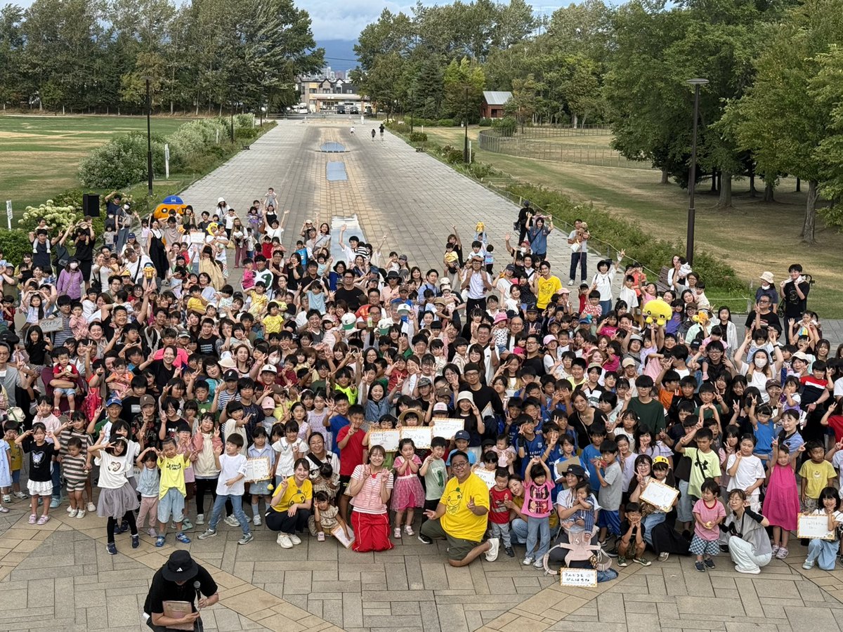 HTB_ichimoni's tweet photo. 8/19（水）#イチモニ 今年最後の夏休みｏｎちゃんおはようたいそう生中継📹

札幌白石区の川下公園でたくさんの方にご参加いただき、ありがとうございました！

ゲストに「#あづきお姉さん」#秋元杏月 さんをお迎えし、元気いっぱいにお届けすることができました！

秋元杏月さんには「札幌おでかけ天気」にもご出演いただきました。また北海道にお越しの際はイチモニ！に遊びに来てください！

#HTB #onちゃん