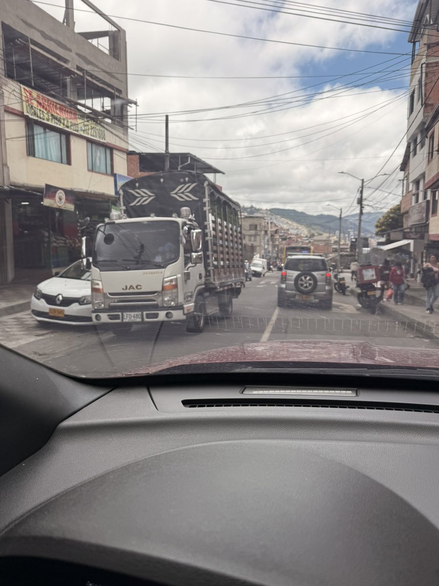 sergioand's tweet photo. El trancon en la vía a la calera está terrible, y la vía alterna, es tierra de nadie. Carros mal parqueados, en una vía donde circulan buses grandes del SITP, volquetas, furgones. Es una pesadilla. Sería bueno que @SectorMovilidad @BogotaTransito y @CarlosFGalan nos ayuden! https://t.co/2vQhjwzYA3