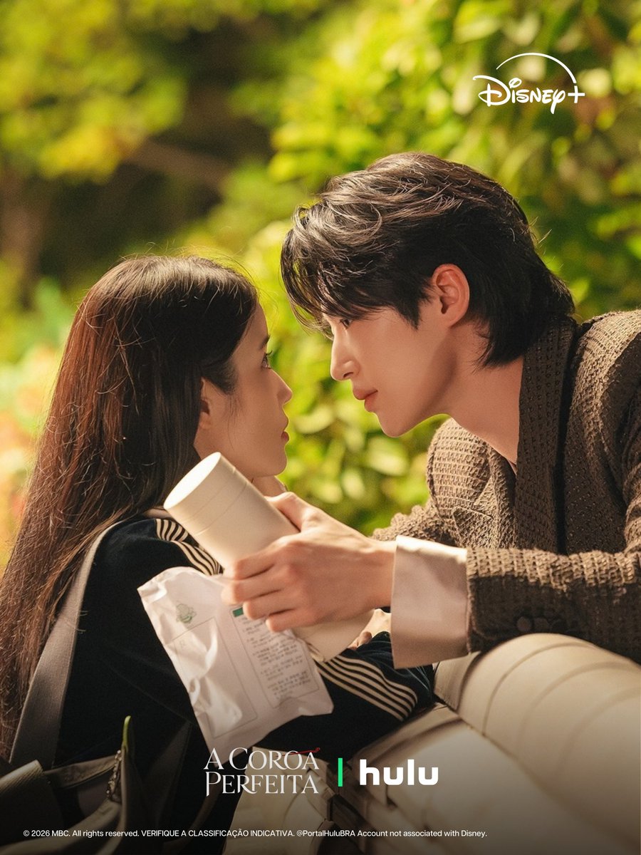 PortalHuluBR's tweet photo. A MBC é tão covarde que simplesmente esqueceu da existência de um dos seus maiores sucessos que é A Coroa Perfeita, e até cancelou o Blue-ray. 🫥

Aí sobrou pra Disney reconhecer o sucesso global desse K-Drama! 👑

#21세기대군부인 #PerfectCrown
#IU #ByeonWooSeok https://t.co/2mSY7IRbkb