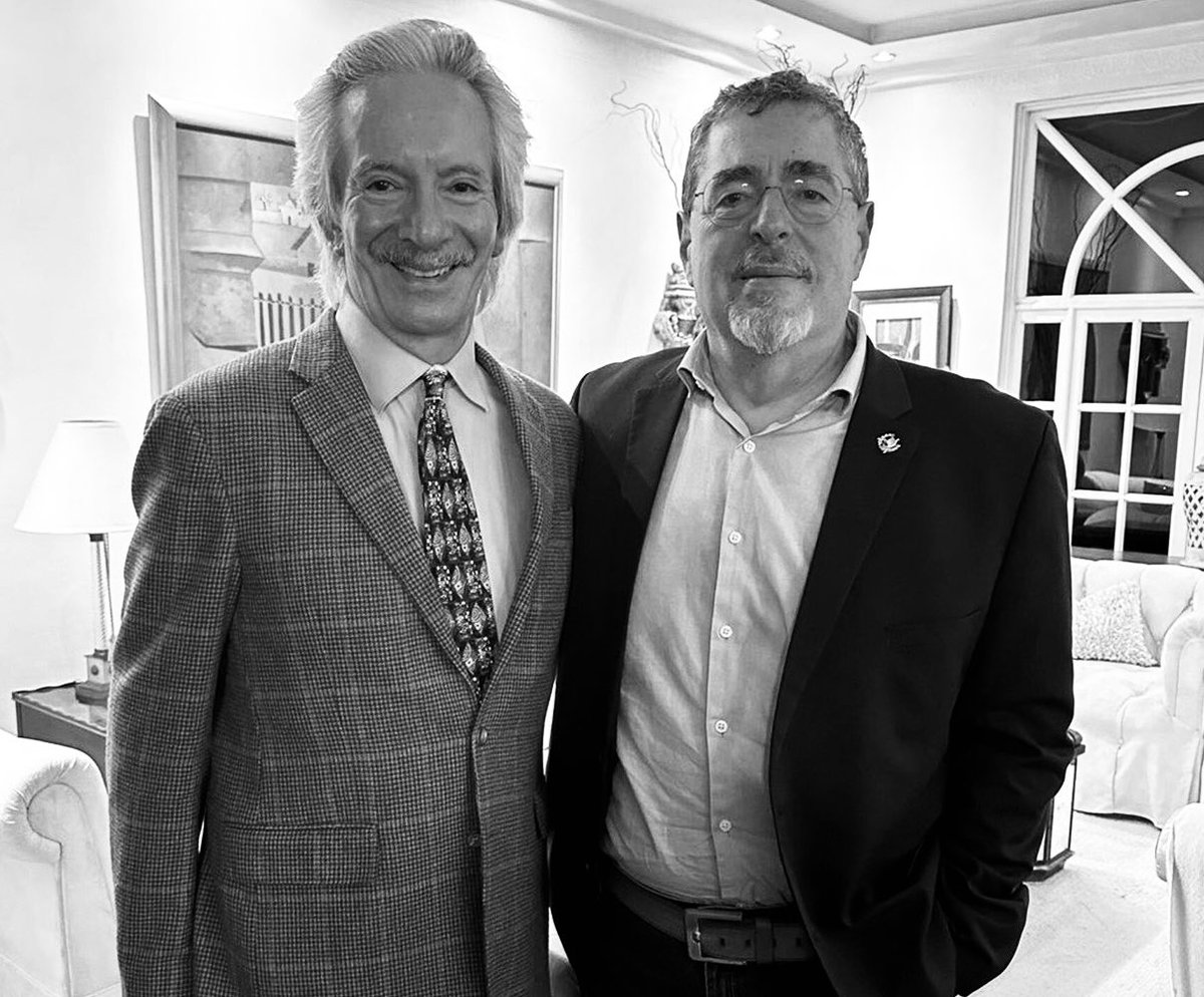 RMendezRuiz's tweet photo. Si usted es periodista y su vida está amenazada por el narco, y necesita el respaldo del presidente, debe llenar estos requisitos:

-SER DE IZQUIERDA
-Lavar dinero
-Usar su medio para chantaje 
-Traficar influencias 

Si no los cumple, no se moleste en aplicar. https://t.co/5ByRqqSZ9x