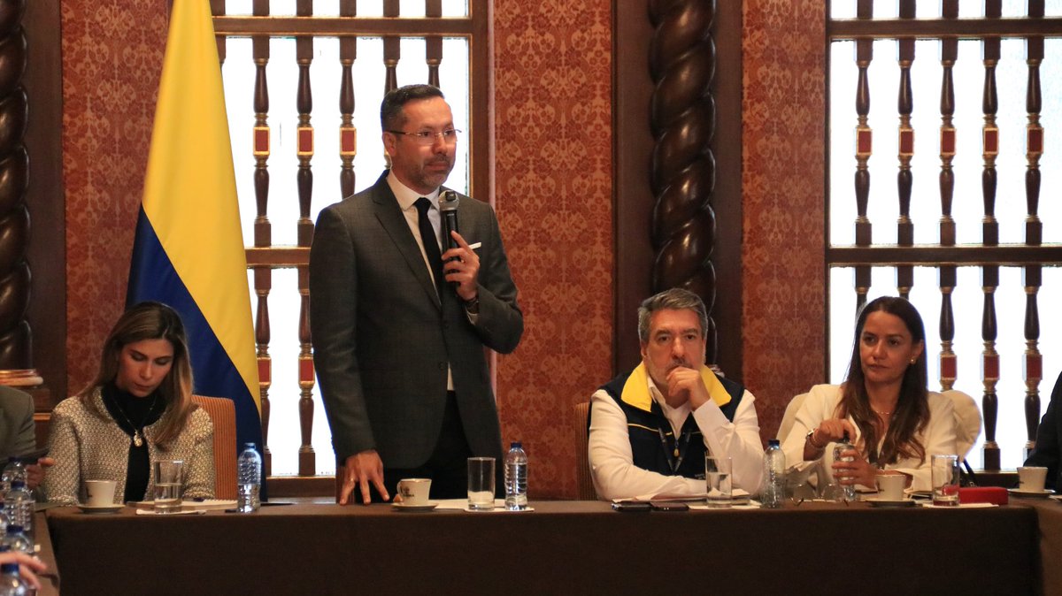 soyjaimeandres's tweet photo. Cuando el presidente @ABDELAESPRIELLA habla de unidad  para levantar a Colombia, se refiere a esto.

Quiero agradecer a cada sector de la economía, gremio, entidad pública y empresa privada que nos ha mostrado su apoyo en esta Mesa Técnica, para aportar recursos y logística a las labores de reconstrucción de las zonas devastadas por el terremoto.

Juntos reconstruimos la Patria Milagro.