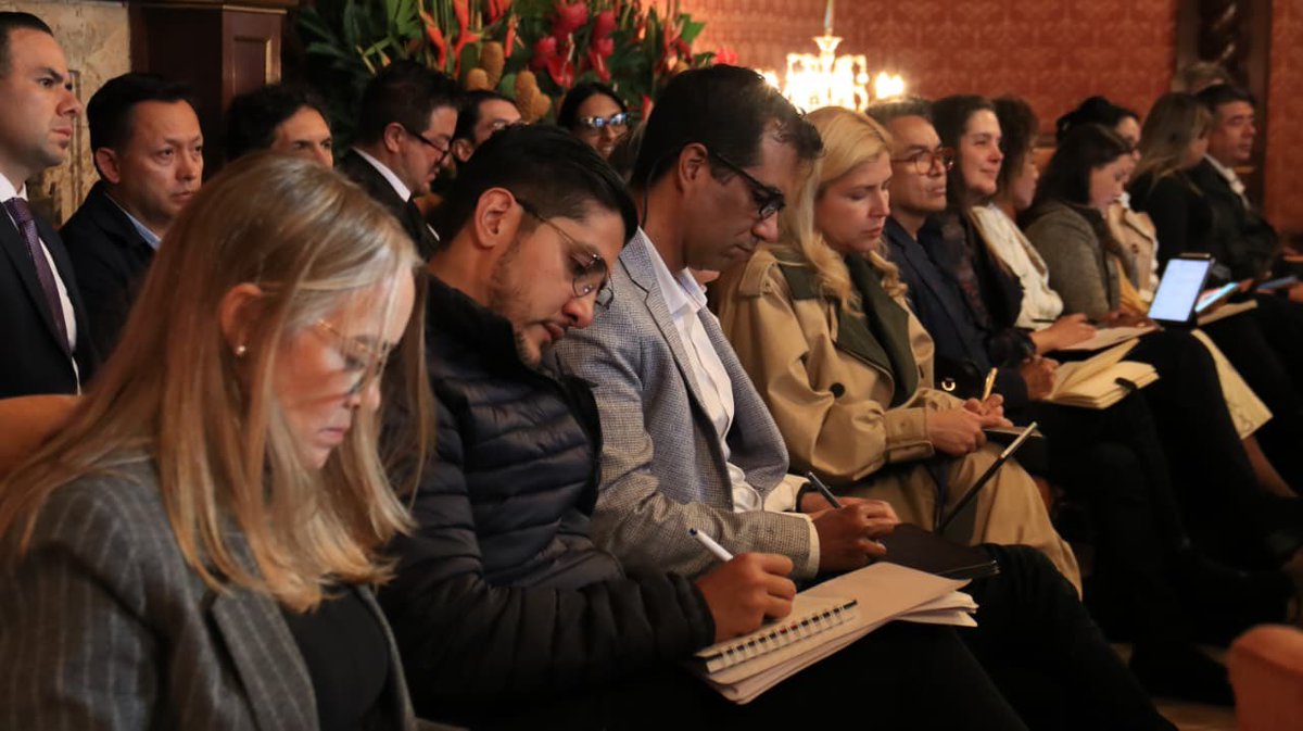 soyjaimeandres's tweet photo. Cuando el presidente @ABDELAESPRIELLA habla de unidad  para levantar a Colombia, se refiere a esto.

Quiero agradecer a cada sector de la economía, gremio, entidad pública y empresa privada que nos ha mostrado su apoyo en esta Mesa Técnica, para aportar recursos y logística a las labores de reconstrucción de las zonas devastadas por el terremoto.

Juntos reconstruimos la Patria Milagro.